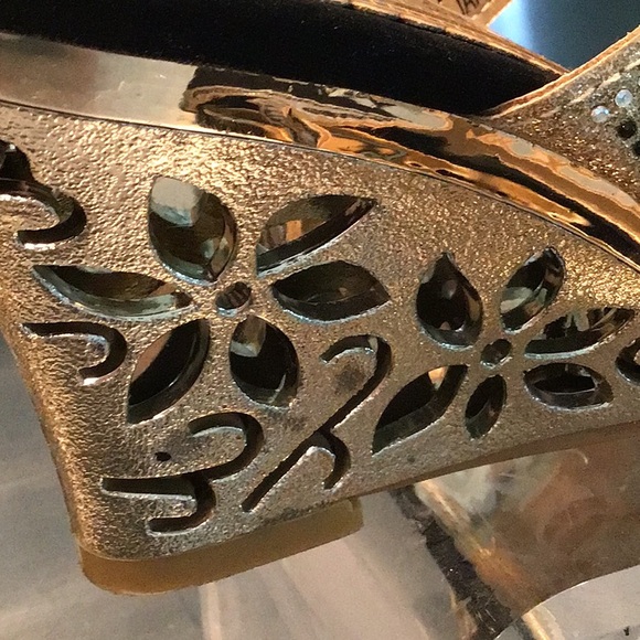 Gold /Black Las Vegas Wedges. Worn once to a show in LV 🎲🎰 - Picture 3 of 9